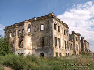 Одесская область. Село Васильевка Одесского района. Фото. Дворец-усадьба Дубецких-Панкеевых («Волчье логово») 1830-1854 годы, вид на северо-западный угол дворца.