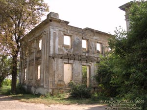 Одесская область. Село Васильевка Одесского района. Фото. Дворец-усадьба Дубецких-Панкеевых («Волчье логово») 1830-1854 годы, фрагмент северо-восточного фасада.