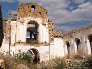 Одесская область. Село Каменка Одесского района. Фото. Костел Рождества Пресвятой Девы Марии (1850 год), внутри руин костёла.