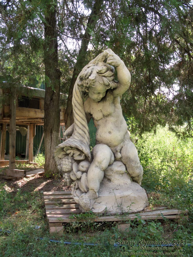 Одесская область. Село Курисово Березовского района. Фото. Дворец-усадьба Курисов (1810-1892 годы), скульптура, которая должна украсить отреставрированный дворец.