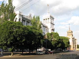 Мариуполь. Театральная площадь, угол с улицей Артема.