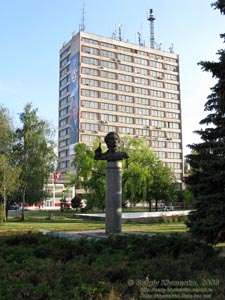 Мариуполь. Памятник художнику А. И. Куинджи на Административной площади.