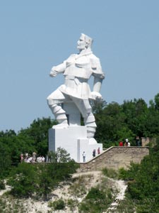 Святогорск, Донецкая область. Памятник Артему (Ф. А. Сергееву). Вид со стороны Святой Скалы.