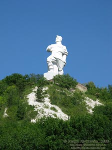 Святогорск, Донецкая область. Памятник Артему (Ф. А. Сергееву). Вид от основания горы.
