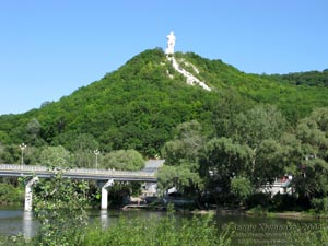 Святогорск, Донецкая область. Памятник Артему (Ф. А. Сергееву). Вид от реки.