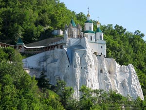 Донецкая область. Святогорский монастырь, Николаевская церковь на Святой Скале и часовня апостола Андрея Первозванного (вид с противоположного берега речки Северский Донец).