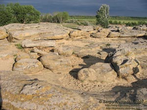 Мелитопольский район Запорожской области. Фото. Государственный историко-археологический заповедник «Каменная Могила».
Святилище на вершине, в центре холма «Каменная Могила».