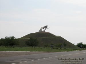 Новая Одесса, Николаевская область. Фото. Памятник «Защитнику Отечества».