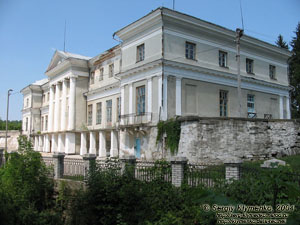 Подолье, Винничина. Мурованые Куриловцы, усадьба XVI-XIX вв. Дворец.