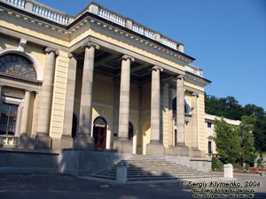 Немиров, усадьба XIX в. Дворец (1894-1917), парковый фасад.