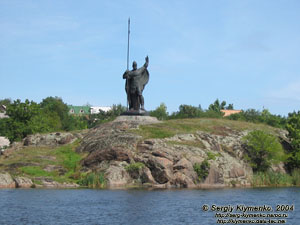 Корсунь-Шевченковский. Памятник Росичу на острове Зеленый посреди реки Рось.