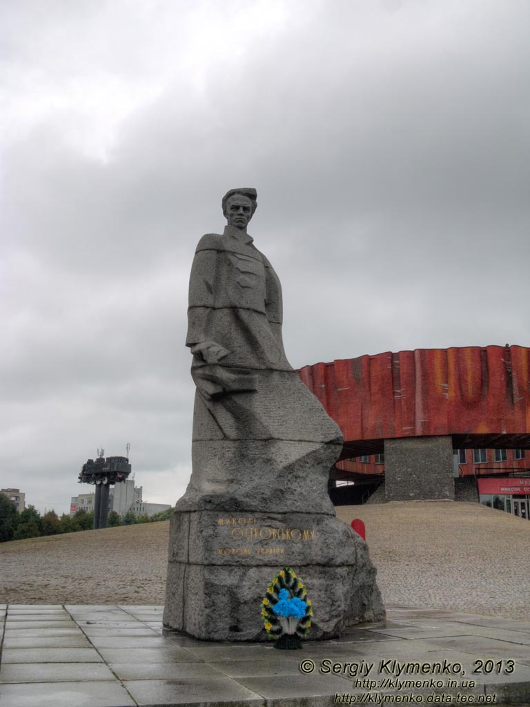 Хмельницкая область, Шепетовка. Фото. Гранитный памятник Николаю Островскому (1904-1936) возле областного литературно-мемориального музея Н. Островского.