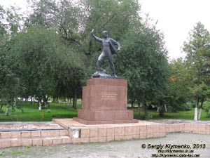 Хмельницкая область, Шепетовка. Фото. Памятник пионеру-партизану Герою Советского Союза Вале Котику.