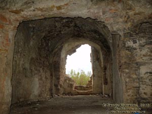 Хмельницкая область, Изяслав. Фото. Руины Старозаславского замка (XV век). Одна из боковых комнат первого этажа Детинца.