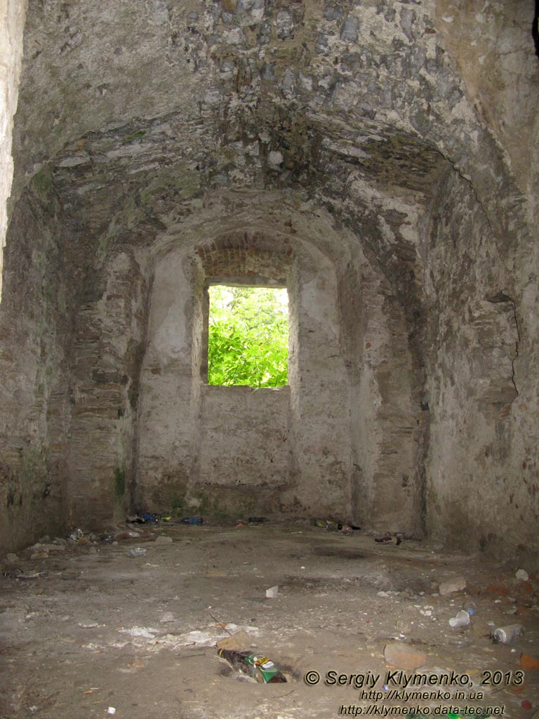Хмельницкая область, Изяслав. Фото. Руины Старозаславского замка (XV век). Одна из боковых комнат первого этажа Детинца.