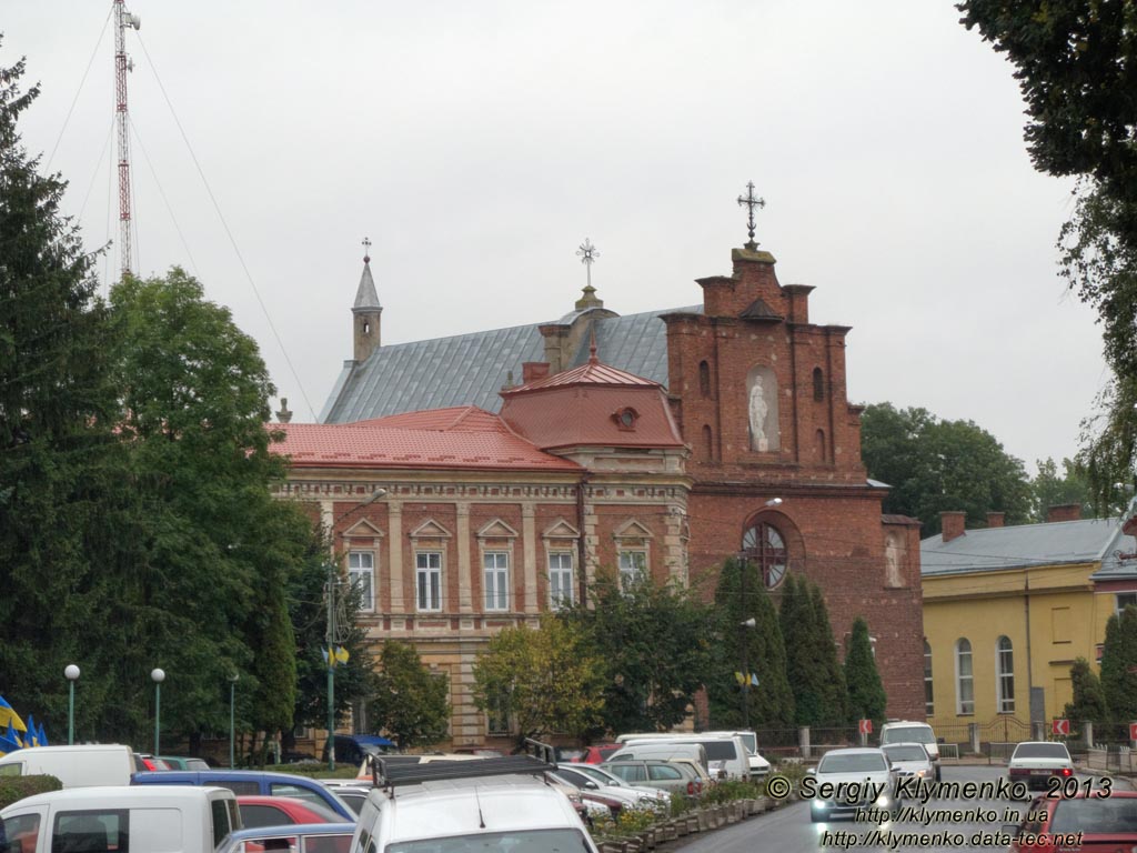 Львовская область, Городок. Фото. Площадь Рынок (ныне площадь Гайдамаков) и костёл Воздвижения Честного Креста.