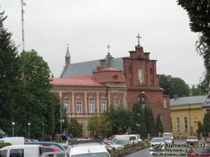 Львовская область, Городок. Фото. Площадь Рынок (ныне площадь Гайдамаков) и костёл Воздвижения Честного Креста.