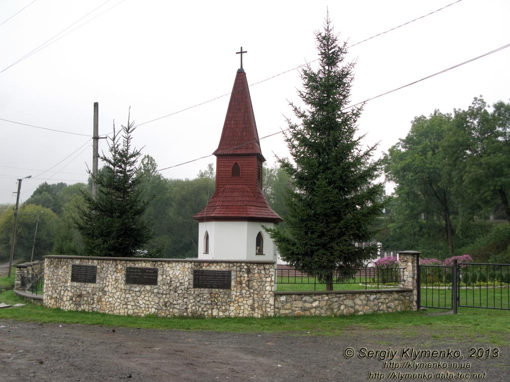 Закарпатская область, Свалява. Фото. Свалявский мемориальный парк. Главный вход и Часовня Мучеников.