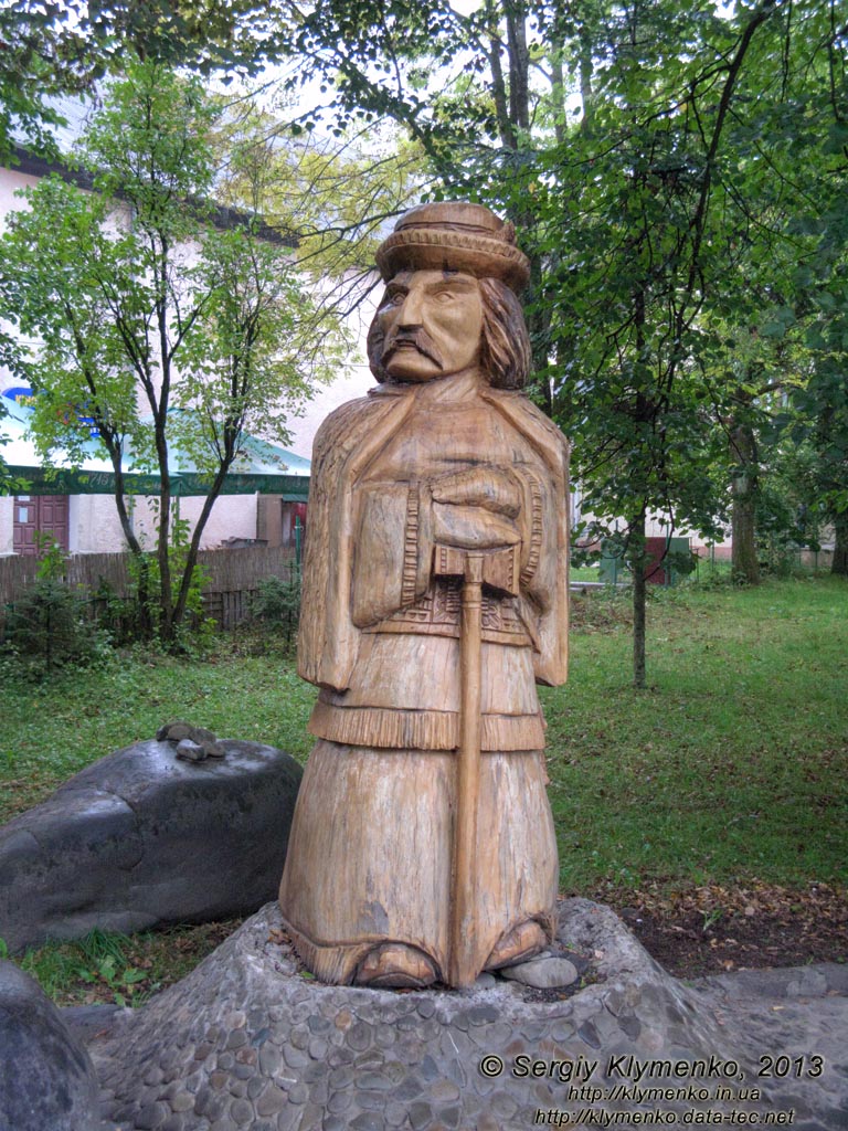 Закарпатская область, Свалява. Фото. На углу улиц Тараса Шевченко и Пушкина (перед кино-рестораном «Европа»). Вырезанная из дерева скульптура гуцула.