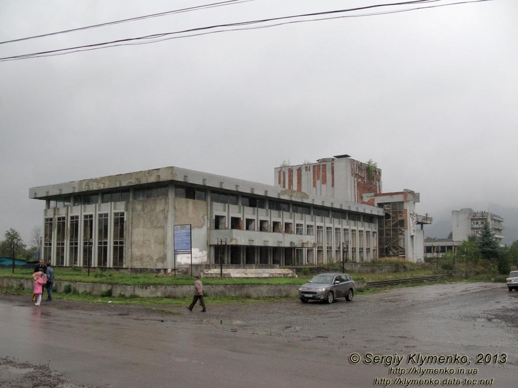 Закарпатская область, Свалява. Фото. На углу улиц Освобождения и Алексея. Долгострой.