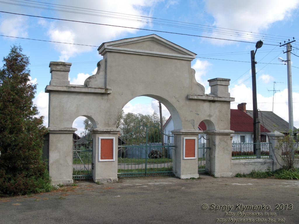 Львовская область, Белз. Фото. Ворота (1935 год) костёла Пресвятой Девы Марии Ченстоховской.
