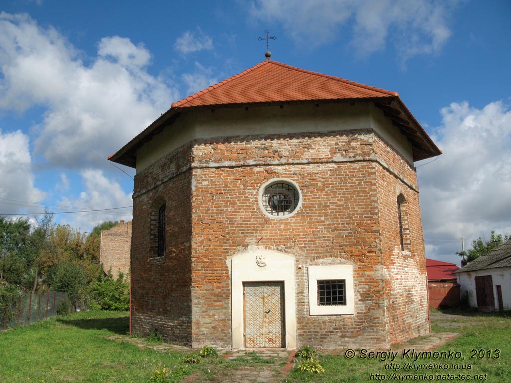 Львовская область, Белз. Фото. Часовня-усыпальница Снопковских (1606 год), известная также как «Арианская башня».