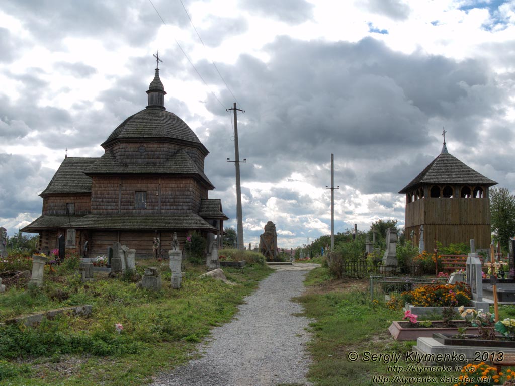 Львовская область, Белз. Фото. Кладбищенская деревянная церковь Св. Параскевы-Пятницы (XVII век) с колокольней (XIX век).