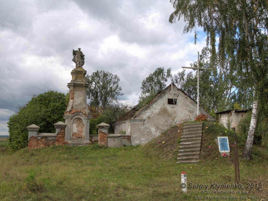 Львовская область, Белз. Фото. Придорожная колонна со скульптурой святого каплана Винцента (50°23'19.16