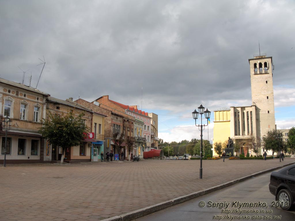 Львовская область, Сокаль. Фото. Центральная площадь города и костёл св. архангела Михаила.