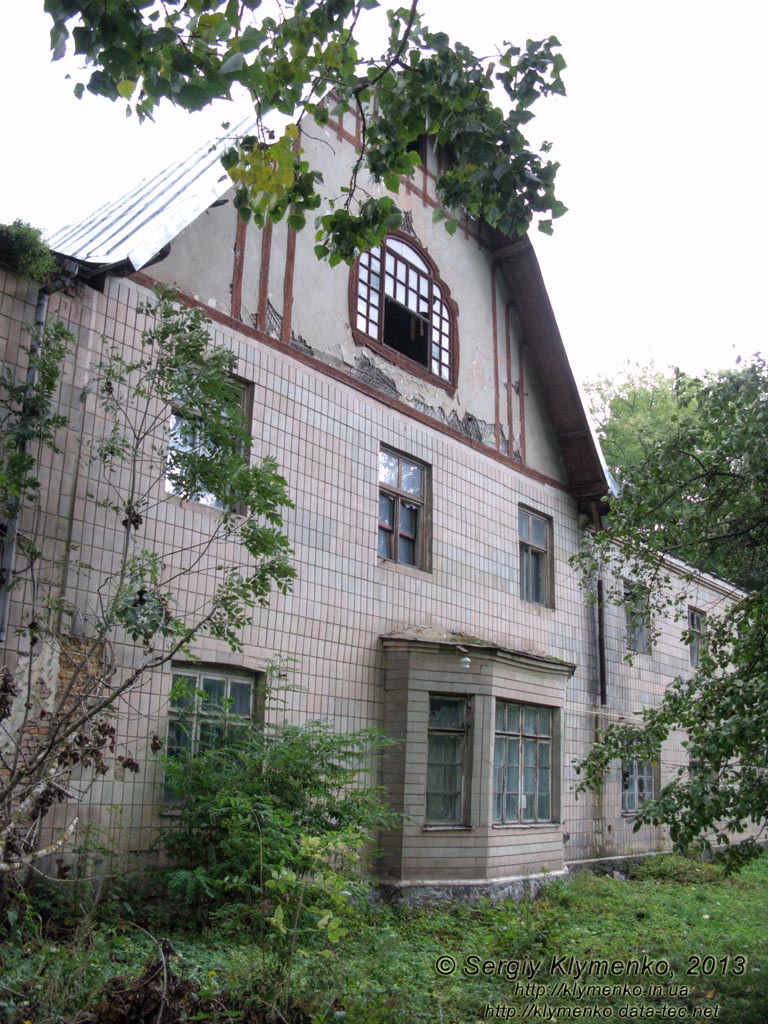 Ровненская область, Гоща. Фото. Бывший господский дом (дворец) в стиле шале (ул. Садовая, 5). Южный фасад.