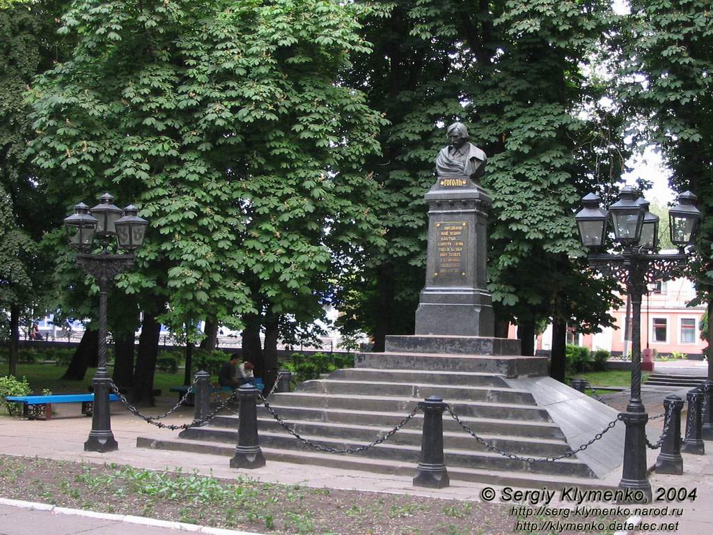 Ніжин. Пам`ятник М.В.Гоголю.