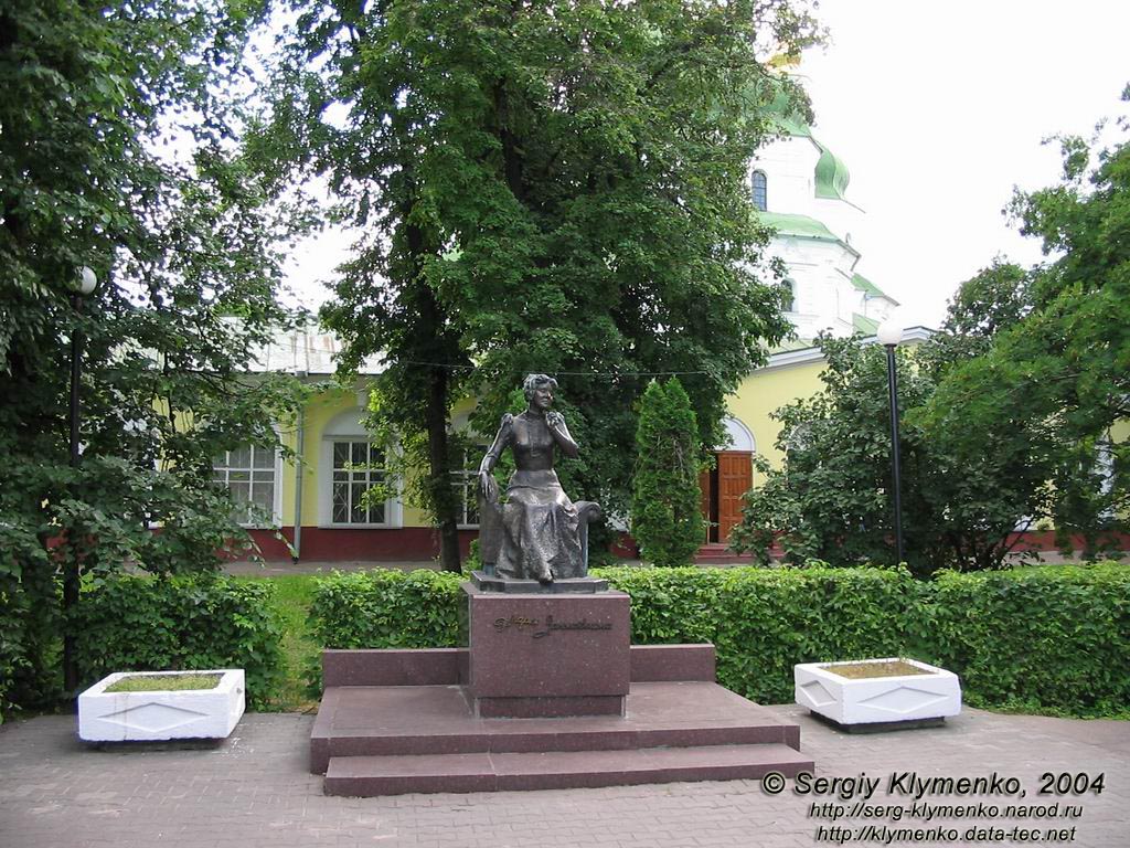 Ніжин. Пам`ятник Марії Заньковецькій.