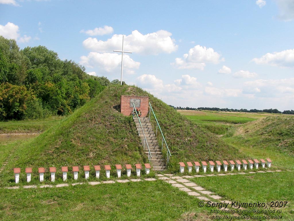 Возле села Круты Черниговской области. Фото. Памятник Героям Крут.