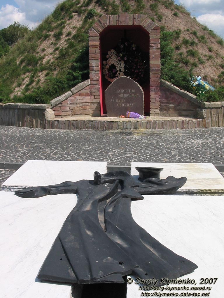 Возле села Круты Черниговской области. Фото. Памятник Героям Крут.