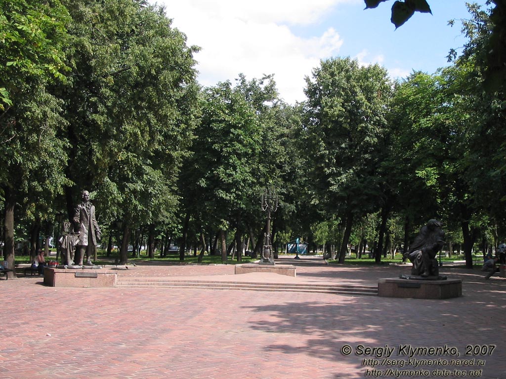 Глухов, Сумская область. Фото. Памятники Бортнянскому и Березовскому в парке.