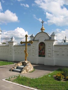 Путивль, Сумская область. Фото. Свято-Молченский монастырь, XVI-XIX века. Перед входом в монастырь.