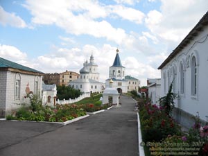 Путивль, Сумская область. Фото. Свято-Молченский монастырь, XVI-XIX века. Вид от главного входа.