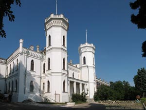 Шаровка, Харьковская область. Усадьба XIX в. Дворец, главный (южный) фасад.