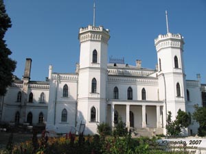 Шаровка, Харьковская область. Усадьба XIX в. Дворец, главный (южный) фасад.
