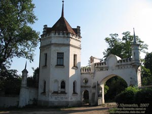Шаровка, Харьковская область. Усадьба XIX в. Парадные ворота усадьбы и дом стражи. Вид с внешней стороны.