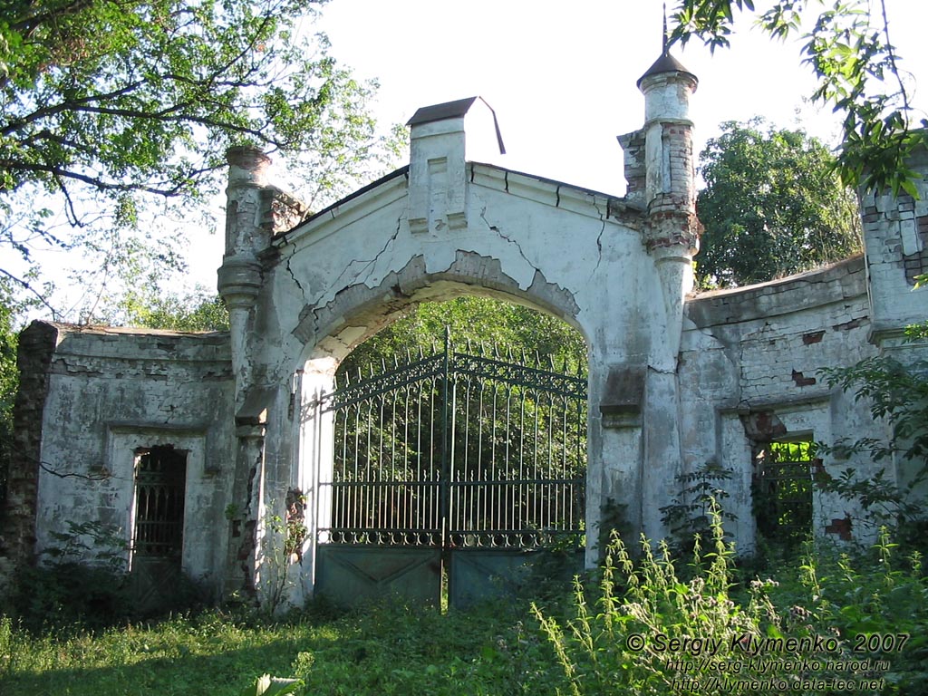 Шаровка, Харьковская область. Усадьба XIX в. Ворота.