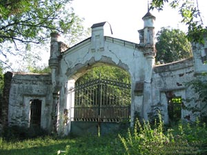 Шаровка, Харьковская область. Усадьба XIX в. Ворота.