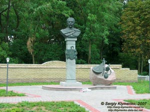 Великие Сорочинцы, Полтавская область. Фото. Памятник Д. Апостолу.