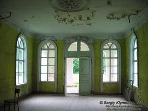 Хомутец, Полтавская область. Фото. Родовое поместье Муравьевых-Апостолов. Обрамление окон вестибюля: гербы владельцев поместья.
