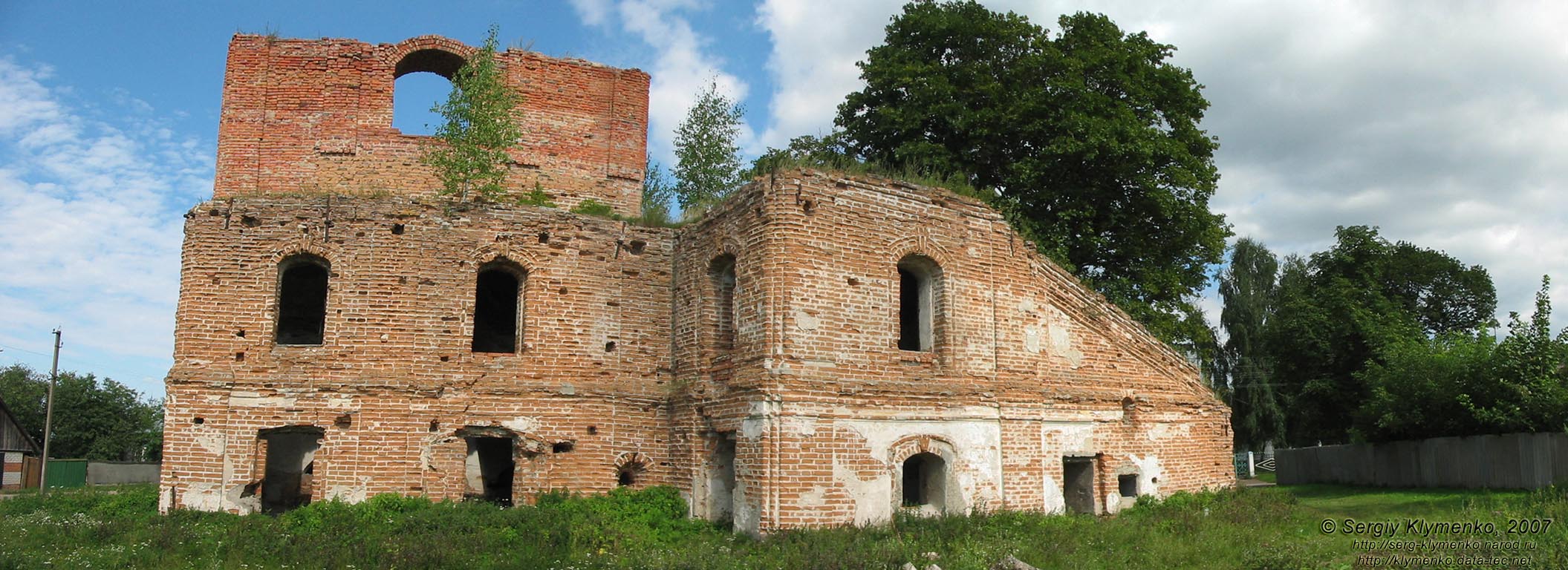 Короп, Черниговская область. Фото. Ильинская церковь-крепость - памятник архитектуры, начало XVII века.