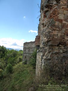 Ивано-Франковская область, Пнёв. Фото. Пнёвский замок, наружная сторона юго-восточной стены, вид от восточной угловой башни (48°37'21.50"N, 24°33'20.50"E).