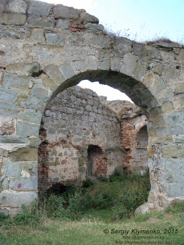 Ивано-Франковская область, Пнёв. Фото. Пнёвский замок, въездная башня, вид со стороны внутреннего двора.