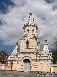 Корец. Свято-Троицкий женский монастырь, памятник архитектуры XVI-XIX вв. Надвратная колокольня.