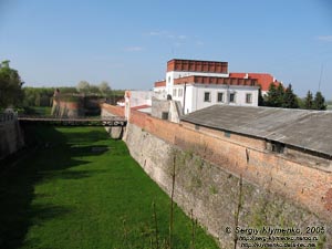 Дубно. Дубенский замок, крепостной ров и надвратный корпус.