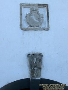 Дубно. Дубенский замок, герб семьи Любомирских на надвратном корпусе.